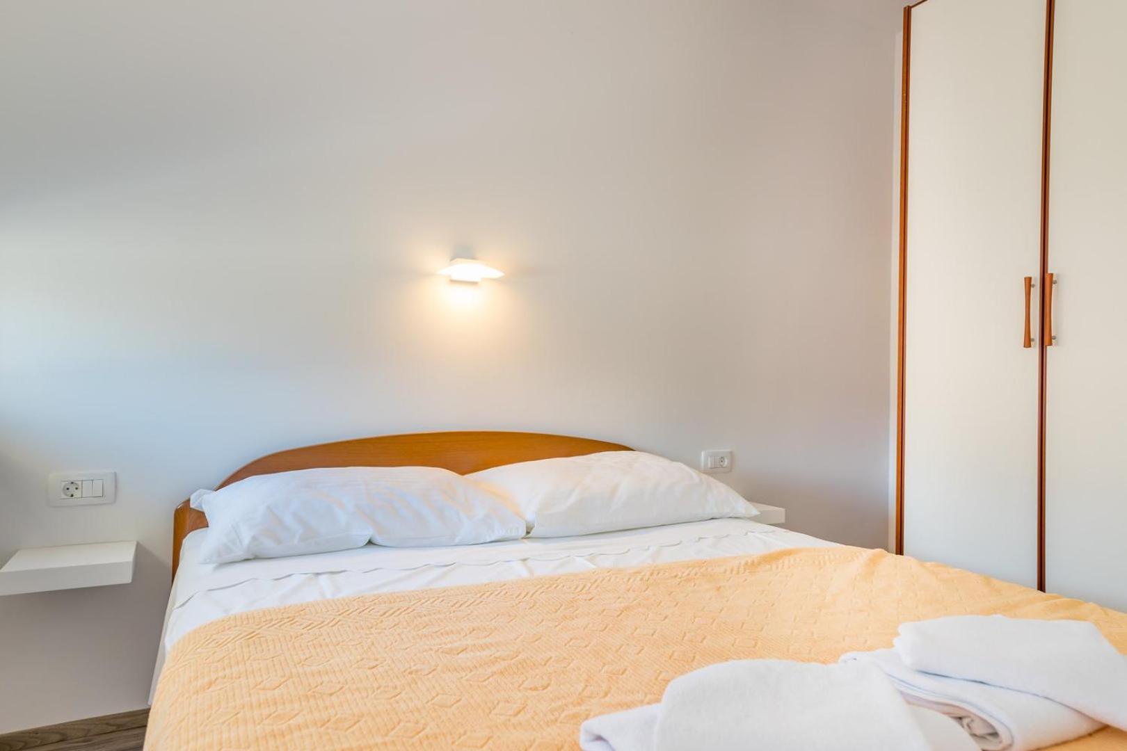 Apartments & Rooms Dekanic 巴斯卡 外观 照片