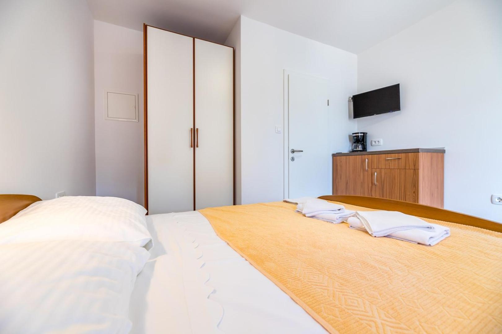 Apartments & Rooms Dekanic 巴斯卡 外观 照片