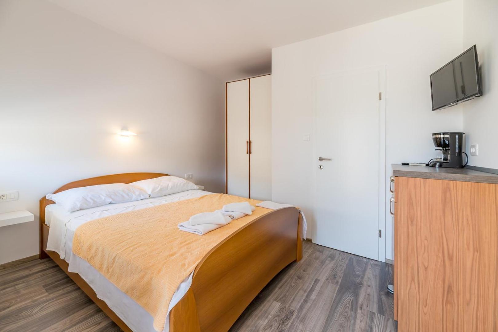 Apartments & Rooms Dekanic 巴斯卡 外观 照片